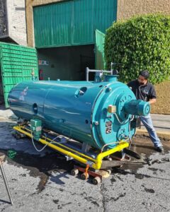 Maniobrando caldera en la calle